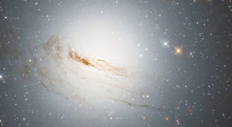 Hubble, yavaşça ölmekte olan bir galaksiyi görüntüledi
