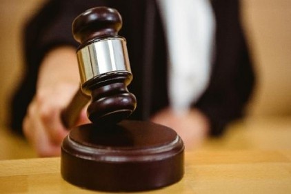 Hücre evi sorumlusunun eşi hakim karşısındaydı