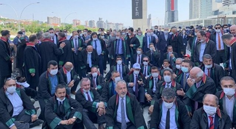 “Hukuk devletine ve insan onuruna inanan her vatandaşa tarihi bir çağrı”