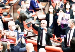 Hukukçular değerlendirdi: "Davanın zamanlaması siyasi olduğunu gösterir"