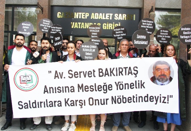 Hukuken ve fiilen avukatlık mesleği itibarsızlaştırılıyor