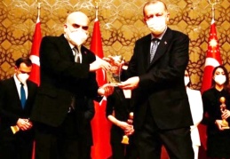 Hükümete yakın medyanın hedefindeki isim Erdoğan’ın elinden ödül aldı