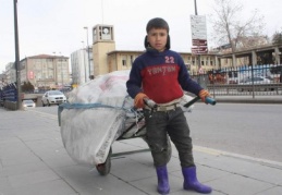 Hurda toplayarak aile bütçesine katkı sağlıyor