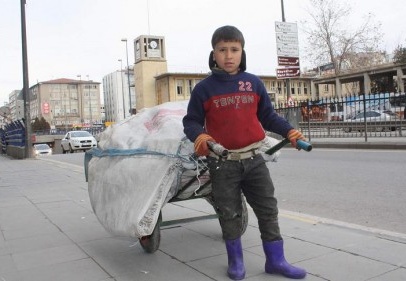 Hurda toplayarak aile bütçesine katkı sağlıyor