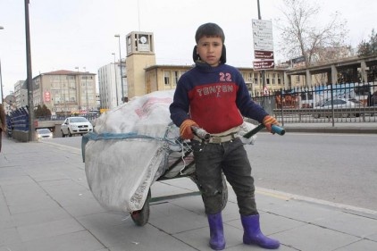 Hurda toplayarak aile bütçesine katkı sağlıyor