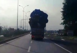 Hurda yüklü kamyonun trafikte tehlikeli anları 