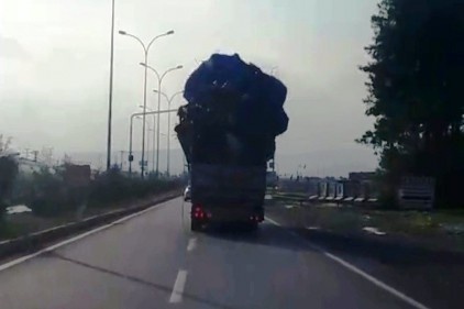 Hurda yüklü kamyonun trafikte tehlikeli anları 