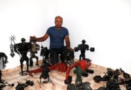Hurdalardan heykel ve maketler yapıyor