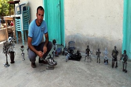 Hurdalardan oyuncak yapıyor