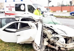 Hurdaya dönen araçtan biri bebek, 5 kişi sağ kurtuldu