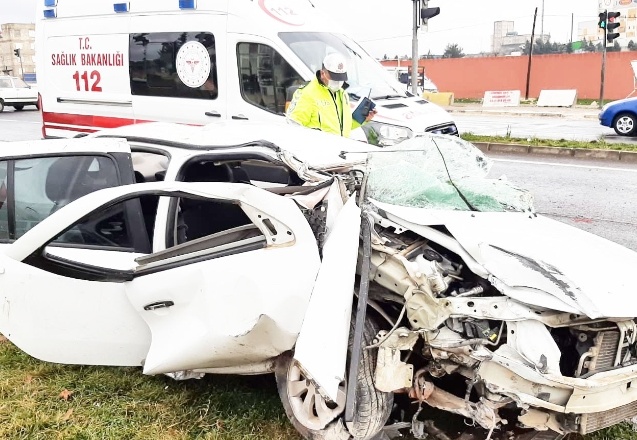 Hurdaya dönen araçtan biri bebek, 5 kişi sağ kurtuldu