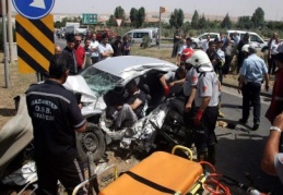 Hurdaya dönen otomobilden bir bebek kurtuldu