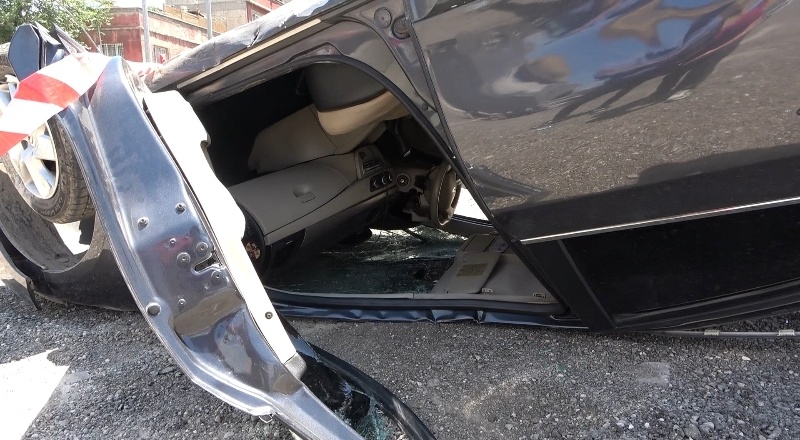 Hurdaya dönen otomobilden sağ çıktılar