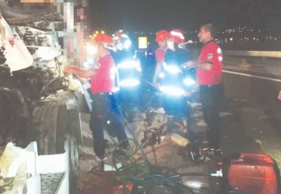 Hurdaya dönen tırda sıkışan sürücü hayatını kaybetti