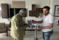 Huzurevi sakinlerine fotoğraf hediye ediyor