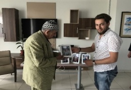 Huzurevi sakinlerine fotoğraf hediye ediyor