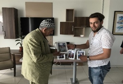 Huzurevi sakinlerine fotoğraf hediye ediyor