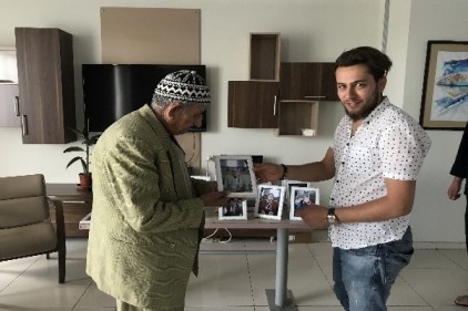 Huzurevi sakinlerine fotoğraf hediye ediyor