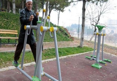 Huzurevi sakinlerinin bahçesi güzelleşti