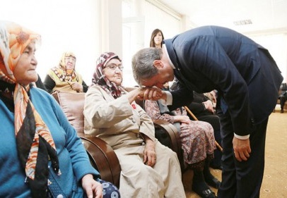 Huzurevi sakinlerinin gönlünü aldı