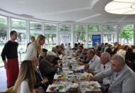 Huzurevi sakinleriyle öğle yemeği yediler