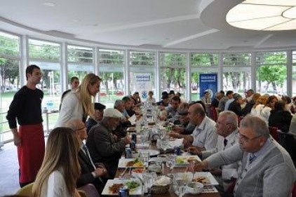 Huzurevi sakinleriyle öğle yemeği yediler