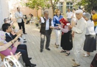 Huzurevindeki yaşlıların gönlünü aldı