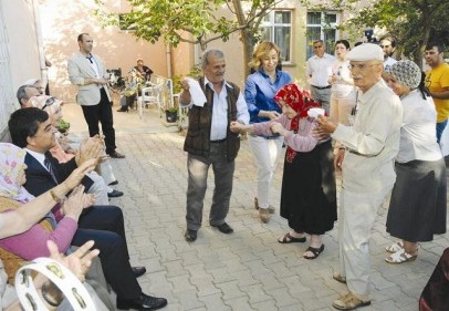 Huzurevindeki yaşlıların gönlünü aldı