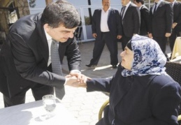 Huzurevini ziyaret etti 