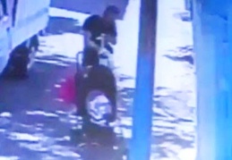 İçinde 150 Euro ile 300 TL olan poşetin çalınma anı görüntülendi