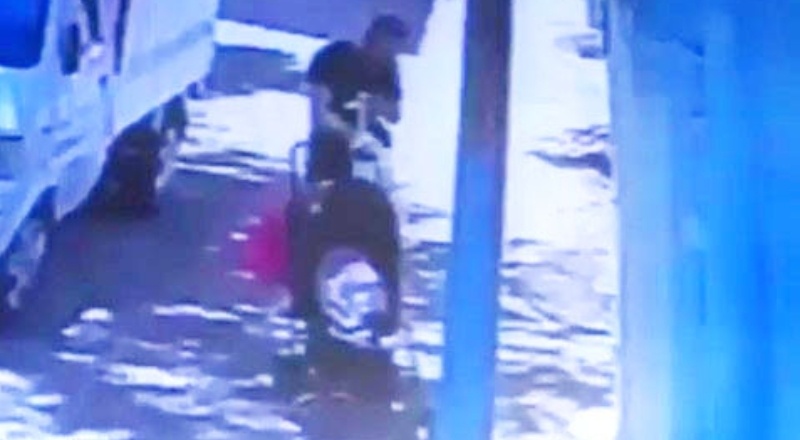 İçinde 150 Euro ile 300 TL olan poşetin çalınma anı görüntülendi