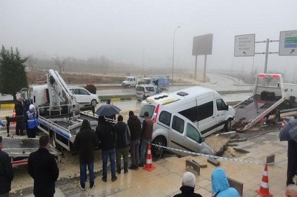İçme suyu boru hattında meydana gelen arıza gideriliyor