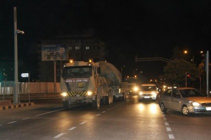 İdlip sınırına fırtına obüs ve tank sevkiyatı yapıldı