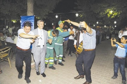 İftar sonrası personeliyle halay çekti