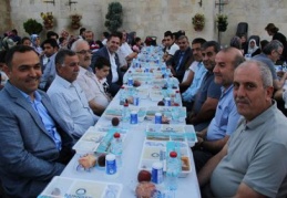 İftar yemeğinde binlerce kişiyi aynı sofrada buluşturdu 