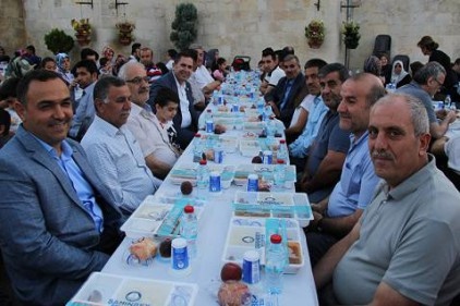 İftar yemeğinde binlerce kişiyi aynı sofrada buluşturdu 
