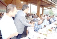 İftar yemeğinde mahalle muhtarları ile buluştu