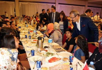 İftara eşleriyle birlikte katıldılar