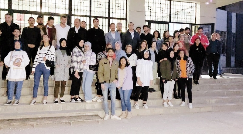 İftarı üniversite öğrencileri ile birlikte yaptılar