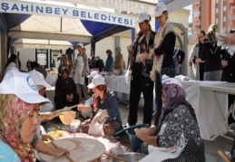 İhtiyaç sahibi aileler için kermes düzenlediler