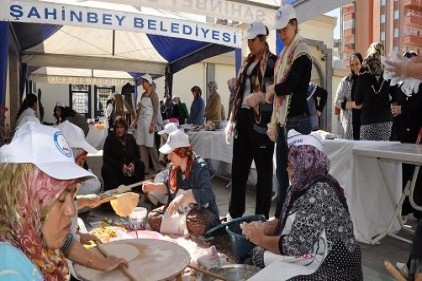 İhtiyaç sahibi aileler için kermes düzenlediler