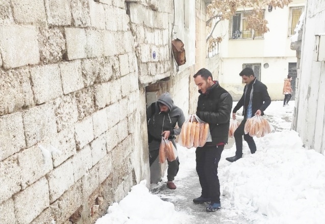 İhtiyaç sahibi ailelerin çocuklarına mont ve bot dağıtıldı