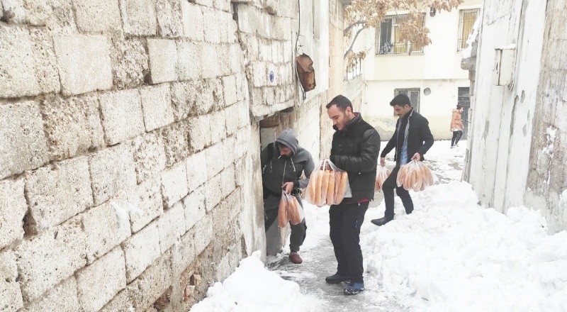 İhtiyaç sahibi ailelerin çocuklarına mont ve bot dağıtıldı