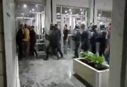 IKBY Parlamentosuna silahlı baskın 