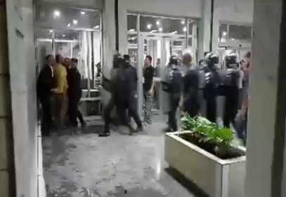 IKBY Parlamentosuna silahlı baskın 