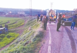 İki araç kafa kafaya çarpıştı