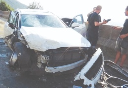 İki araç kafa kafaya çarpıştı, 1'i ağır 8 kişi yaralandı