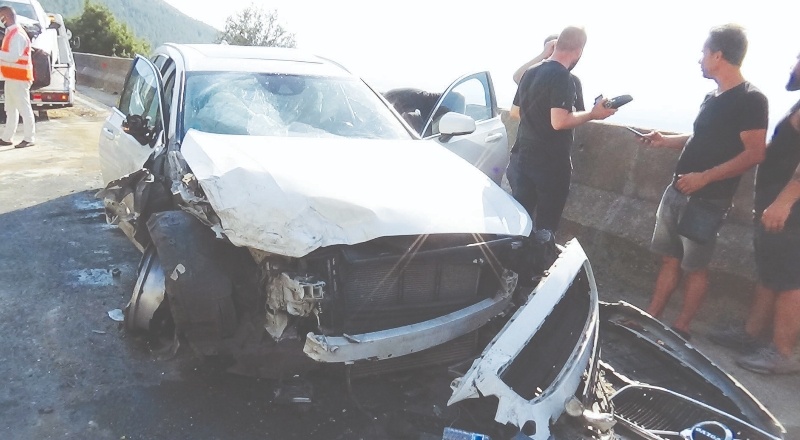 İki araç kafa kafaya çarpıştı, 1'i ağır 8 kişi yaralandı