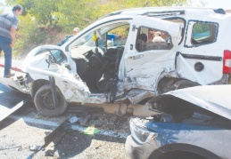 İki araç kafa kafaya çarpıştı, 7 yaralı var