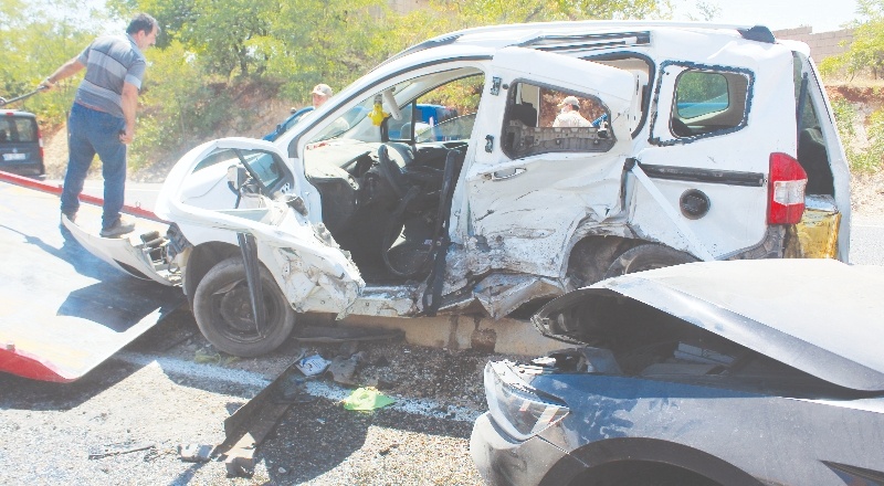 İki araç kafa kafaya çarpıştı, 7 yaralı var